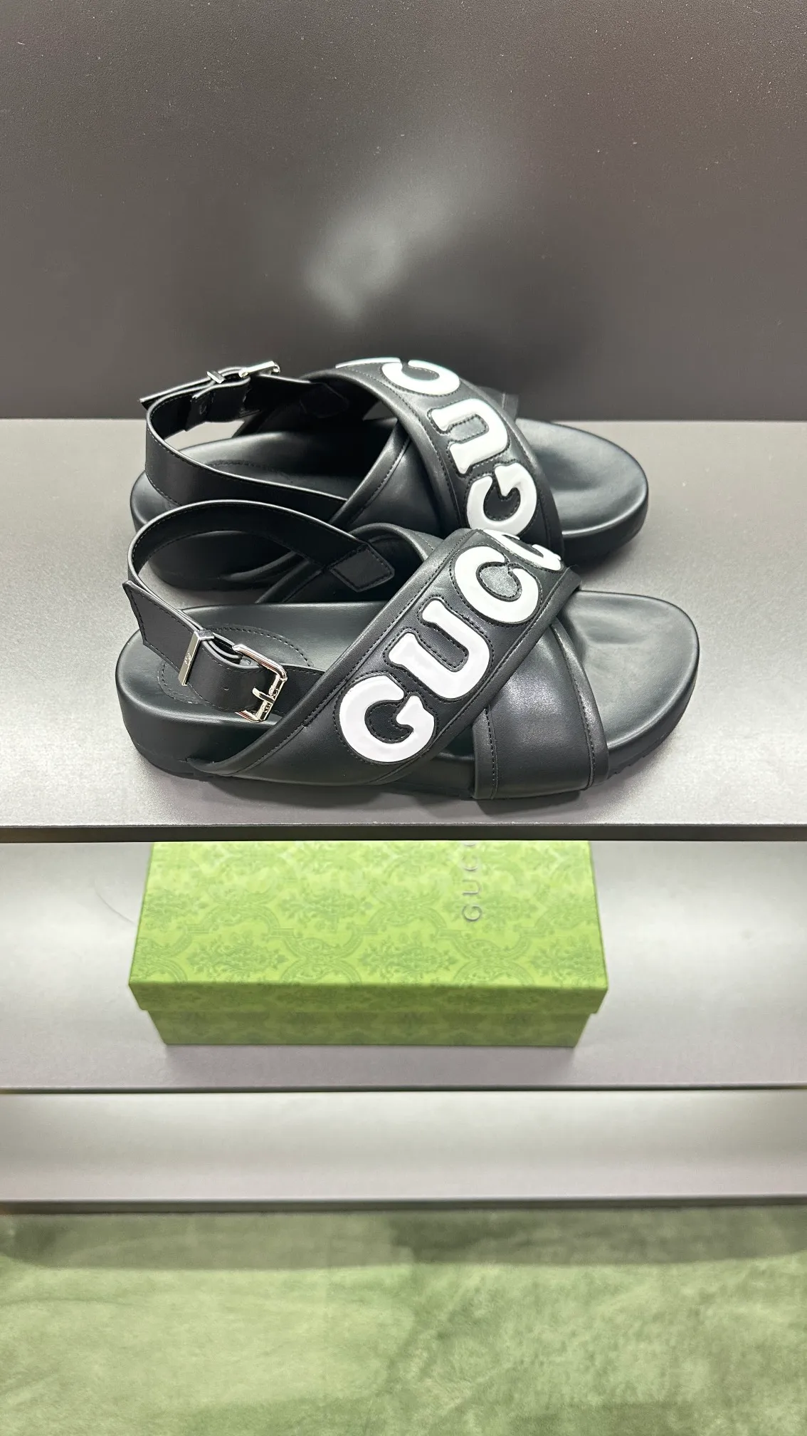 [G Family Couple Style] P: 320💰Female size 36~40 Men's size 39~45, (46. Custom-made GG slippers for men and women. This slipper is made of GG polyester fiber and is decorated with a Gucci label on the front, which adds a striking logo feel to the style. Beige GG recycled polyester fiber, same size for men and women, leather trim